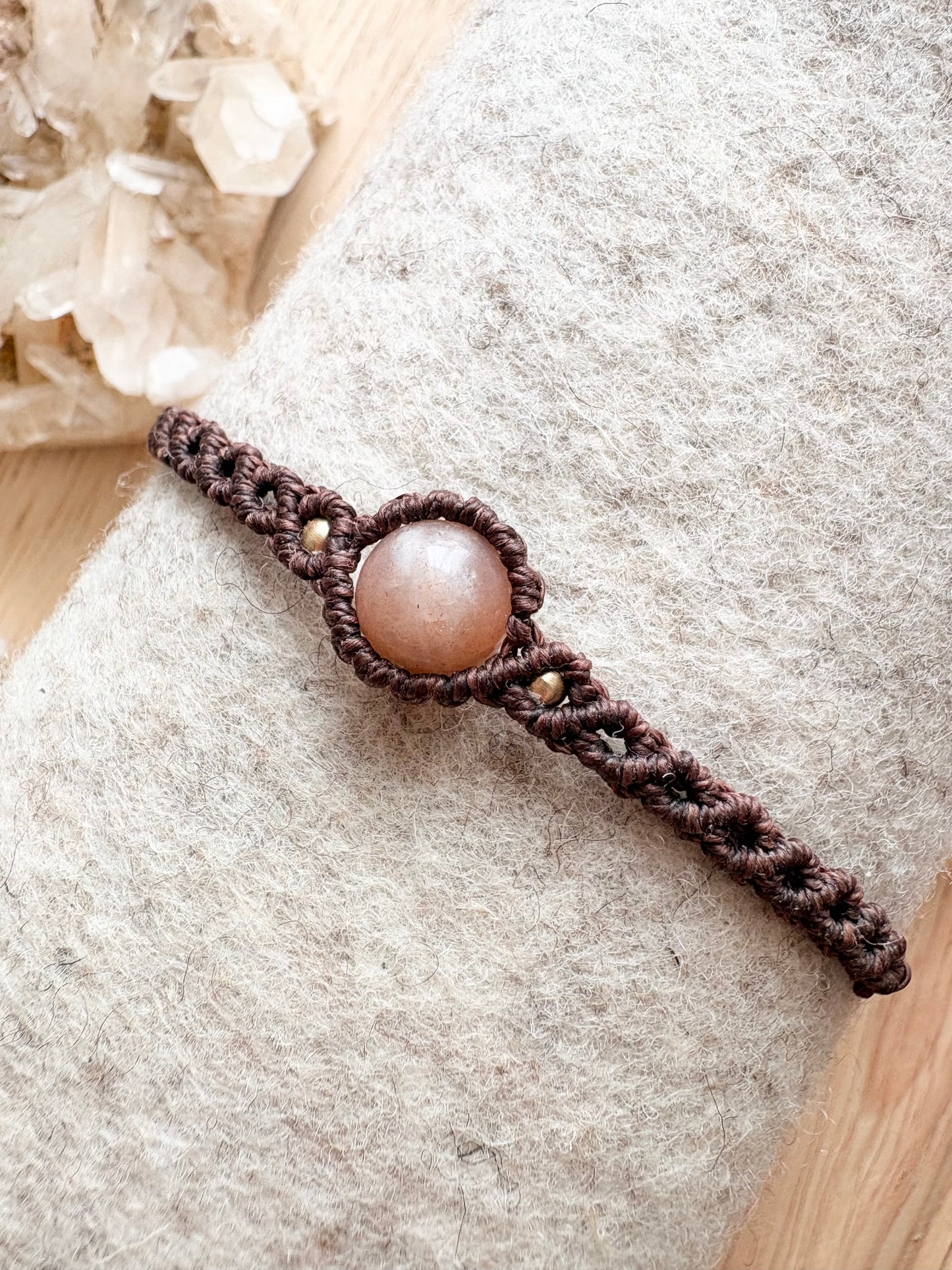 Handgemaakte macramé armband met zonnesteen