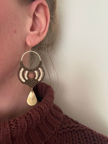 Handgemaakte macramé oorbellen met facet geslepen zonnesteen