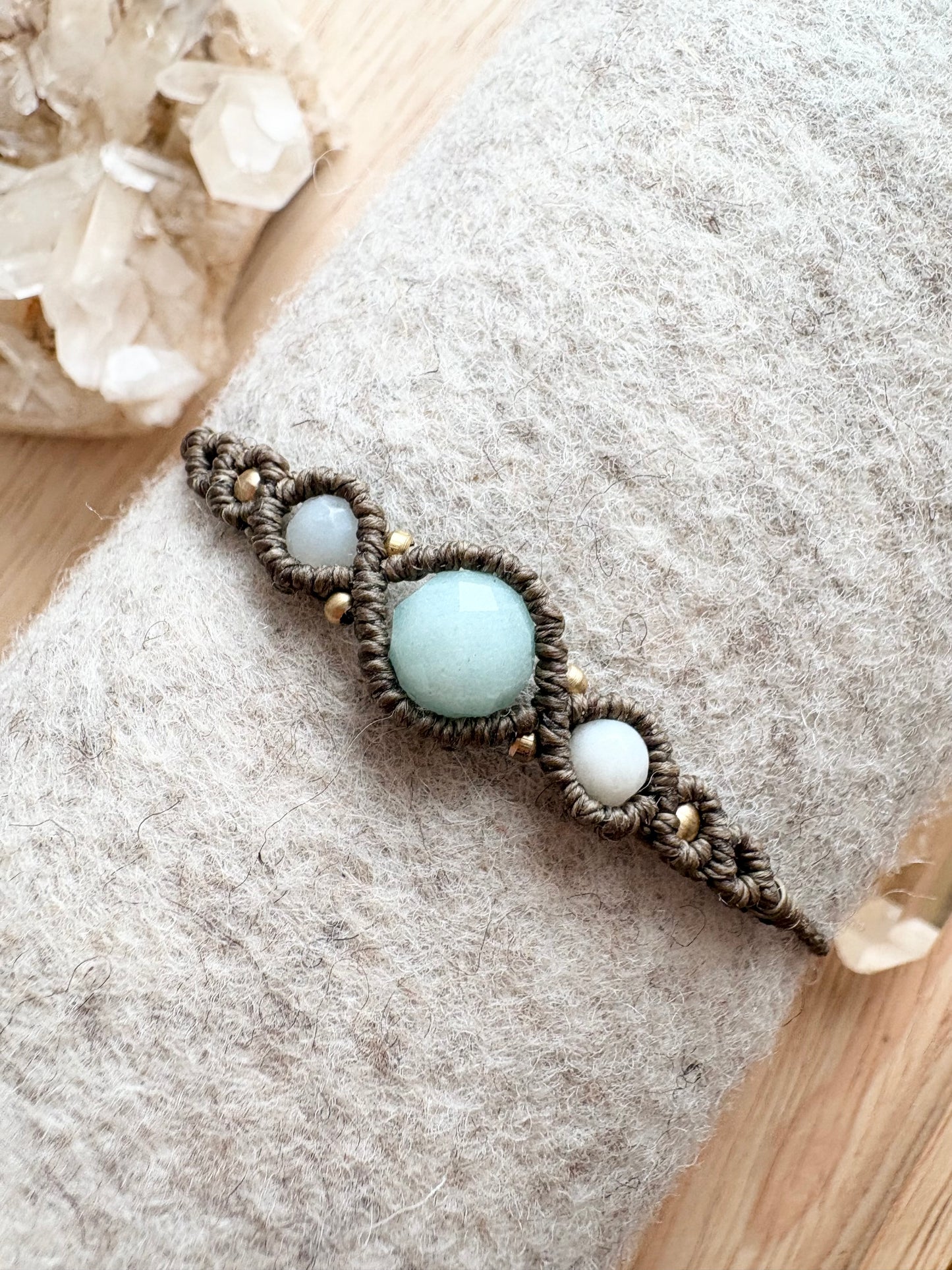 Handgemaakte macramé armband met amazoniet