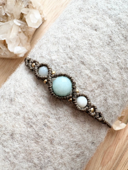 Handgemaakte macramé armband met amazoniet