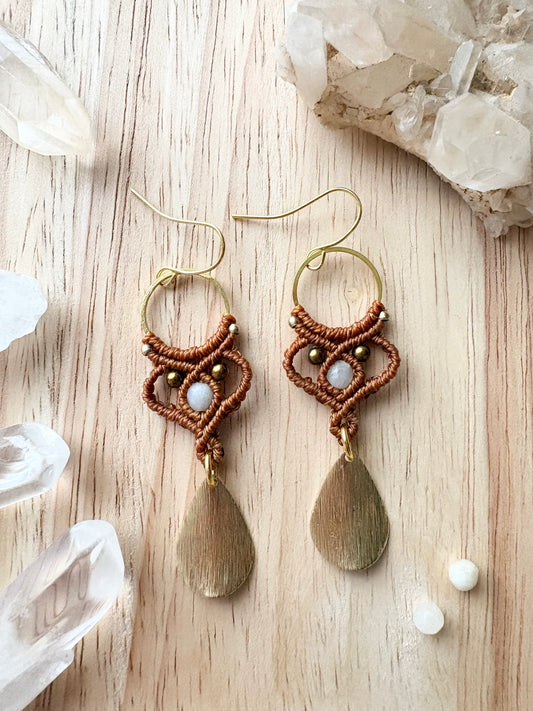 Subtle strength - Handgemaakte macramé oorbellen koperkleurig met messing kralen, hematiet en amazoniet 