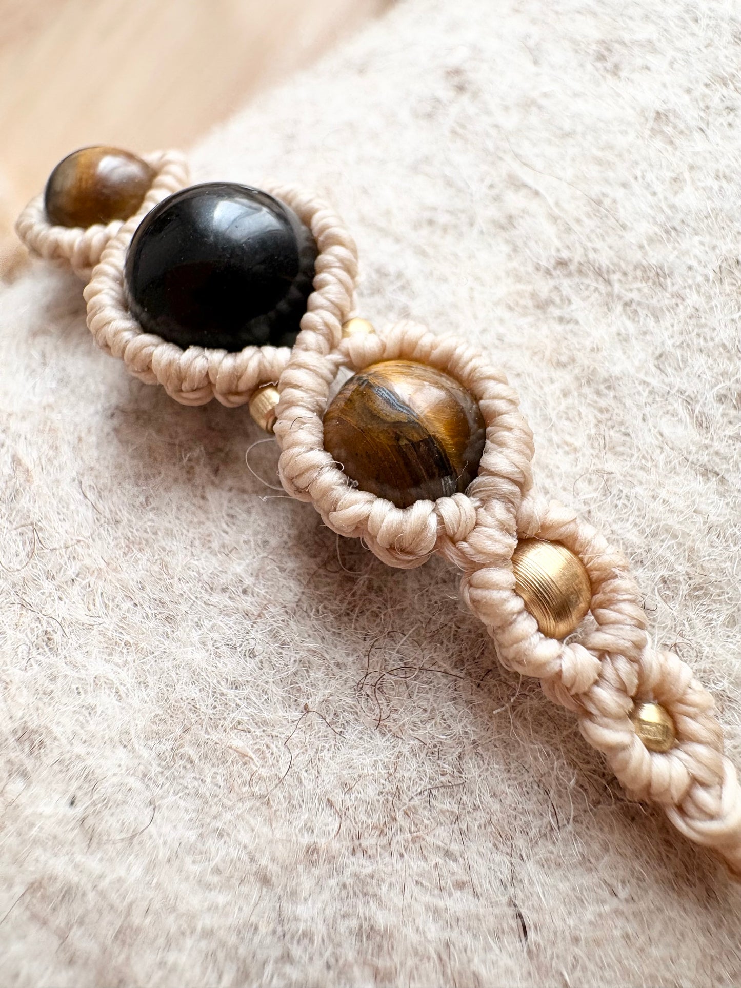 Handgemaakte macramé armband met tijgeroog