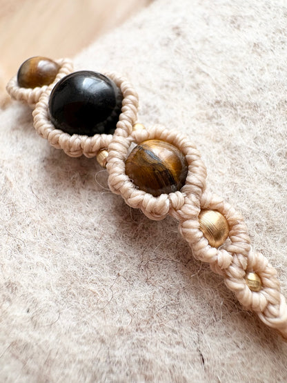 Handgemaakte macramé armband met tijgeroog