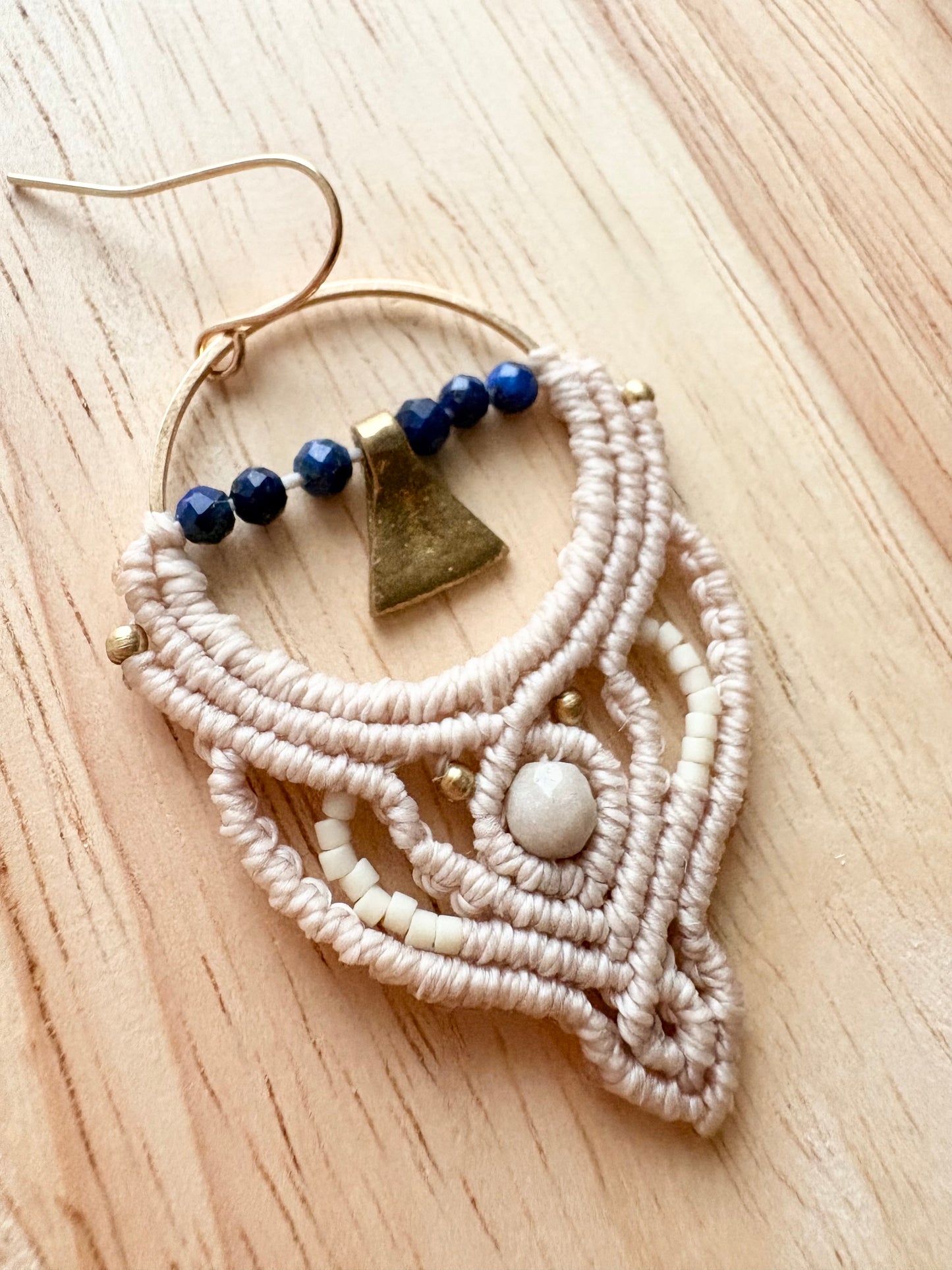 Blue horizon - handgemaakte macramé oorbellen met lapis lazuli en amazoniet