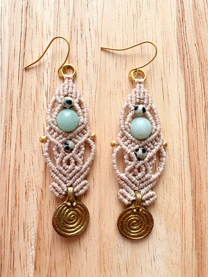 Sacred spiral - Macramé oorbellen met amazoniet en dalmatiër jaspis edelstenen - messing bedel