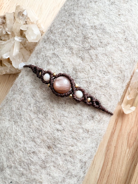 Handgemaakte macramé armband met zonnesteen