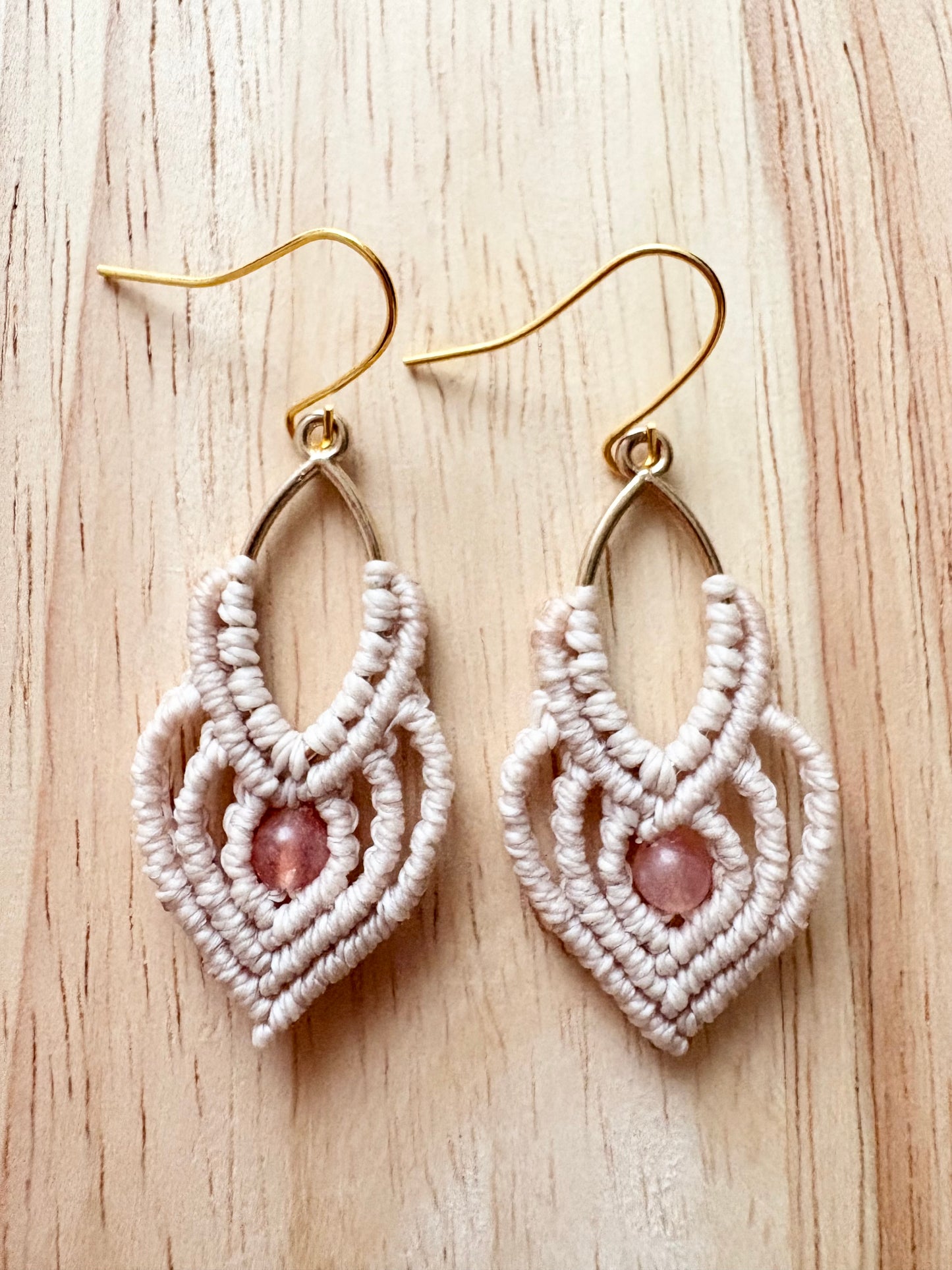 Inner warmth - Handgemaakte macramé oorbellen - licht met zonnesteentje