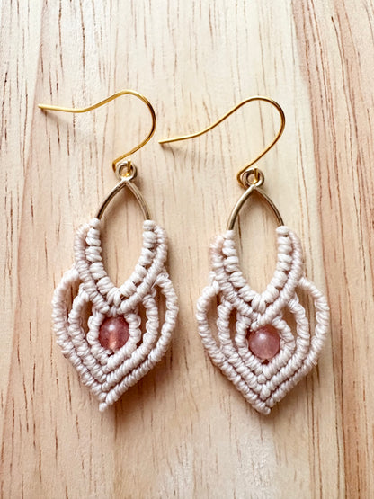 Inner warmth - Handgemaakte macramé oorbellen - licht met zonnesteentje