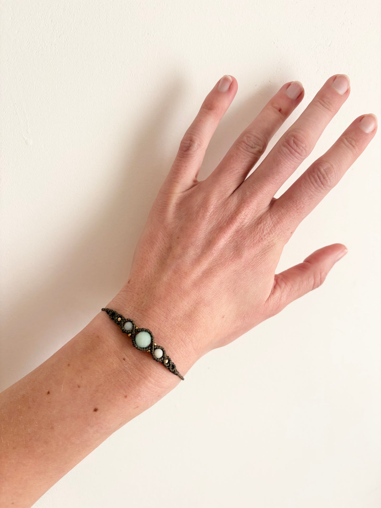 Handgemaakte macramé armband met amazoniet