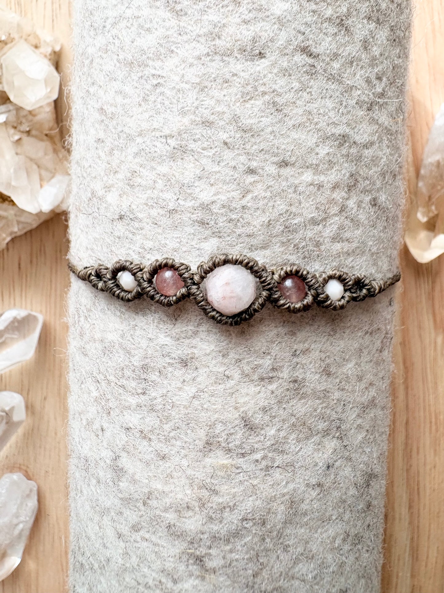 Handgemaakte macramé armband met amazoniet en zonnesteen.