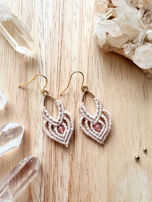 Inner warmth - Handgemaakte macramé oorbellen - licht met zonnesteentje
