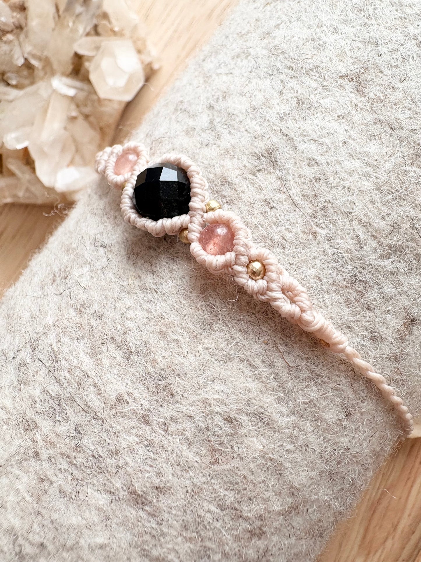 Handgemaakte macramé armband met gouden onyx en zonnesteen