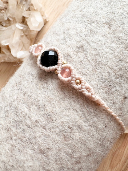 Handgemaakte macramé armband met gouden onyx en zonnesteen