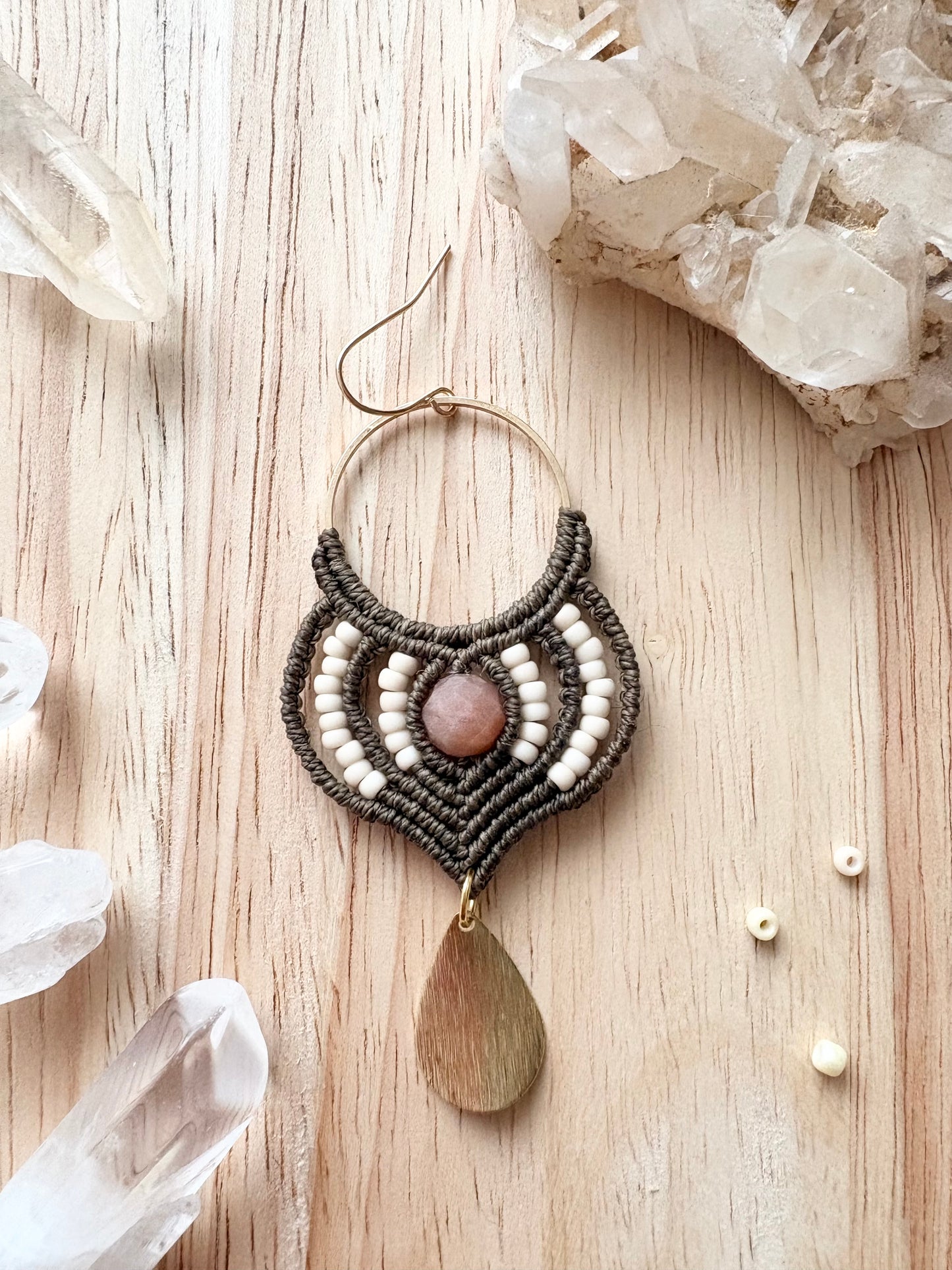 Handgemaakte macramé oorbellen met facet geslepen zonnesteen