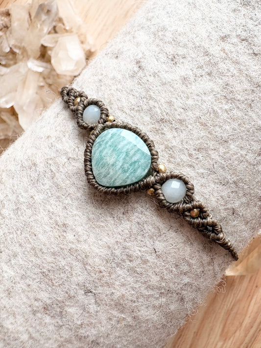 Handgemaakte macramé armband met druppel amazoniet edelsteen