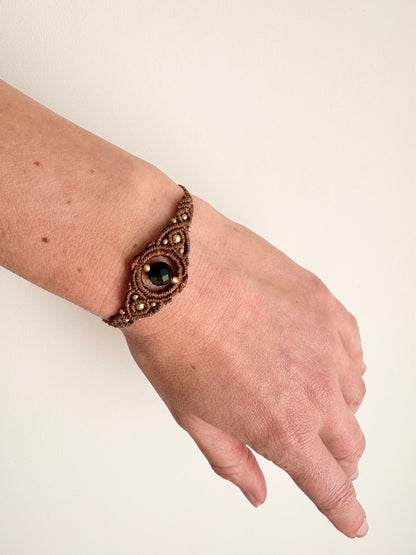 Handgemaakte macramé armband met gouden obsidiaan - bruin