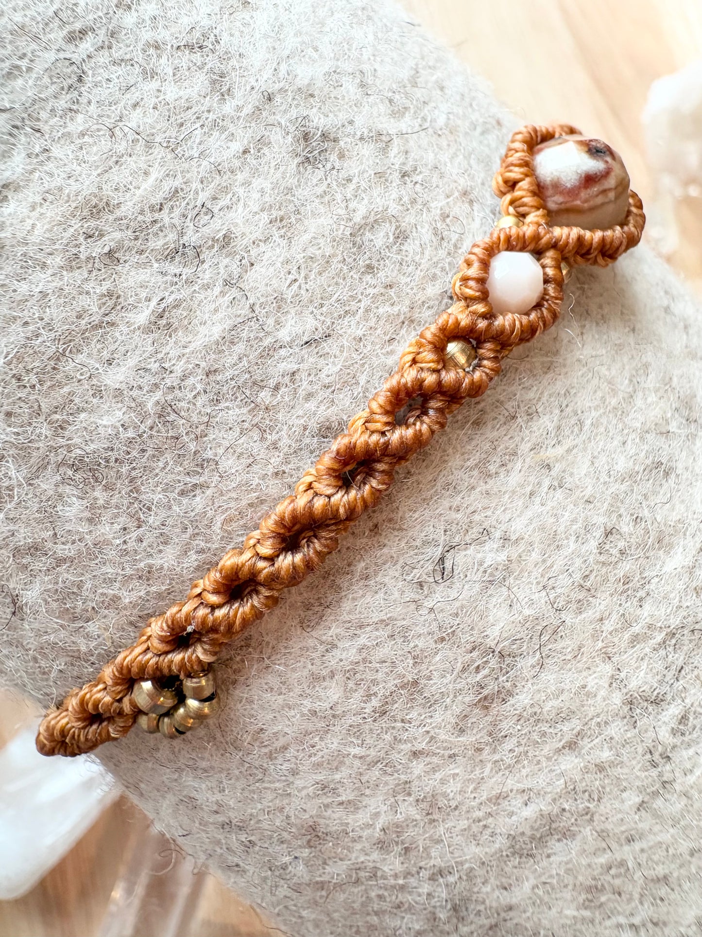 Handgemaakte macramé armband met unieke amazoniet edelsteen