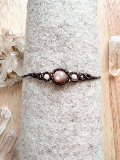 Handgemaakte macramé armband met zonnesteen