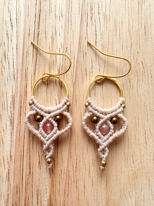 Solar radiance - handgemaakte macramé oorbellen met zonnesteen en hematiet