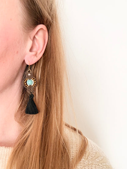 Sofereign flow - handgemaakte macramé oorbellen met amazoniet en hematiet