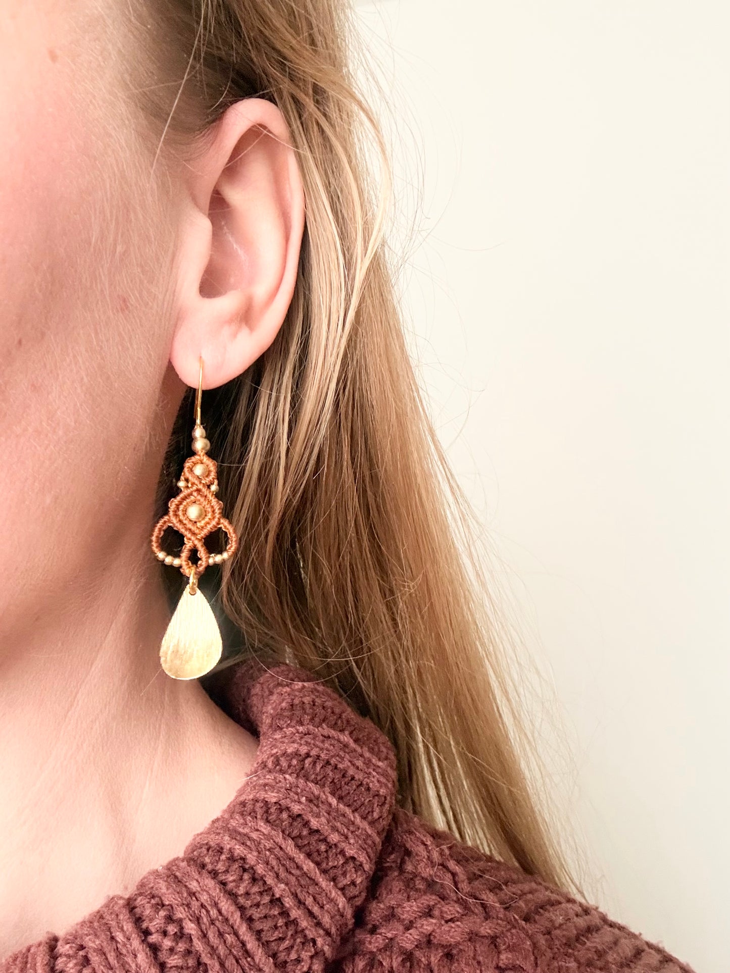 Desert drop - Handgemaakte macramé oorbellen - messing kralen