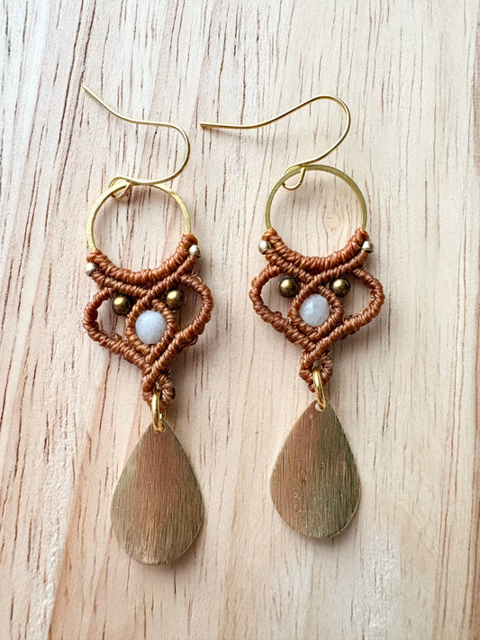 Subtle strength - Handgemaakte macramé oorbellen koperkleurig met messing kralen, hematiet en amazoniet 