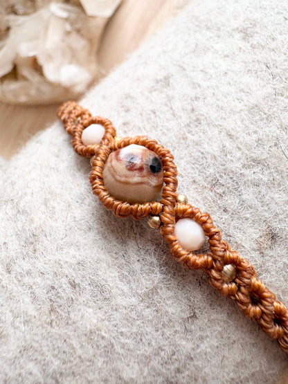 Handgemaakte macramé armband met unieke amazoniet edelsteen