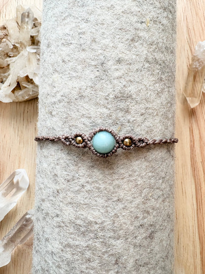 Handgemaakte macramé armband met amazoniet