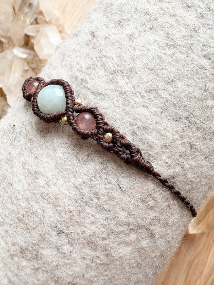 Handgemaakte macramé armband met amazoniet en zonnesteen.