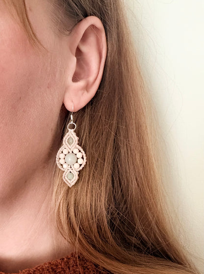 Soft alignment - Handgemaakte macramé oorbellen met amazoniet en zilveren oorhaakjeo