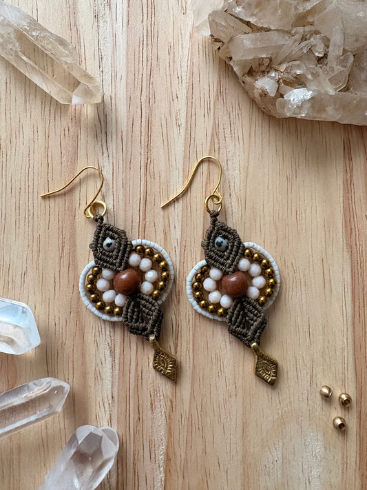 Macramé oorbellen - Houten kraal met dalmatiër jaspis en hematiet