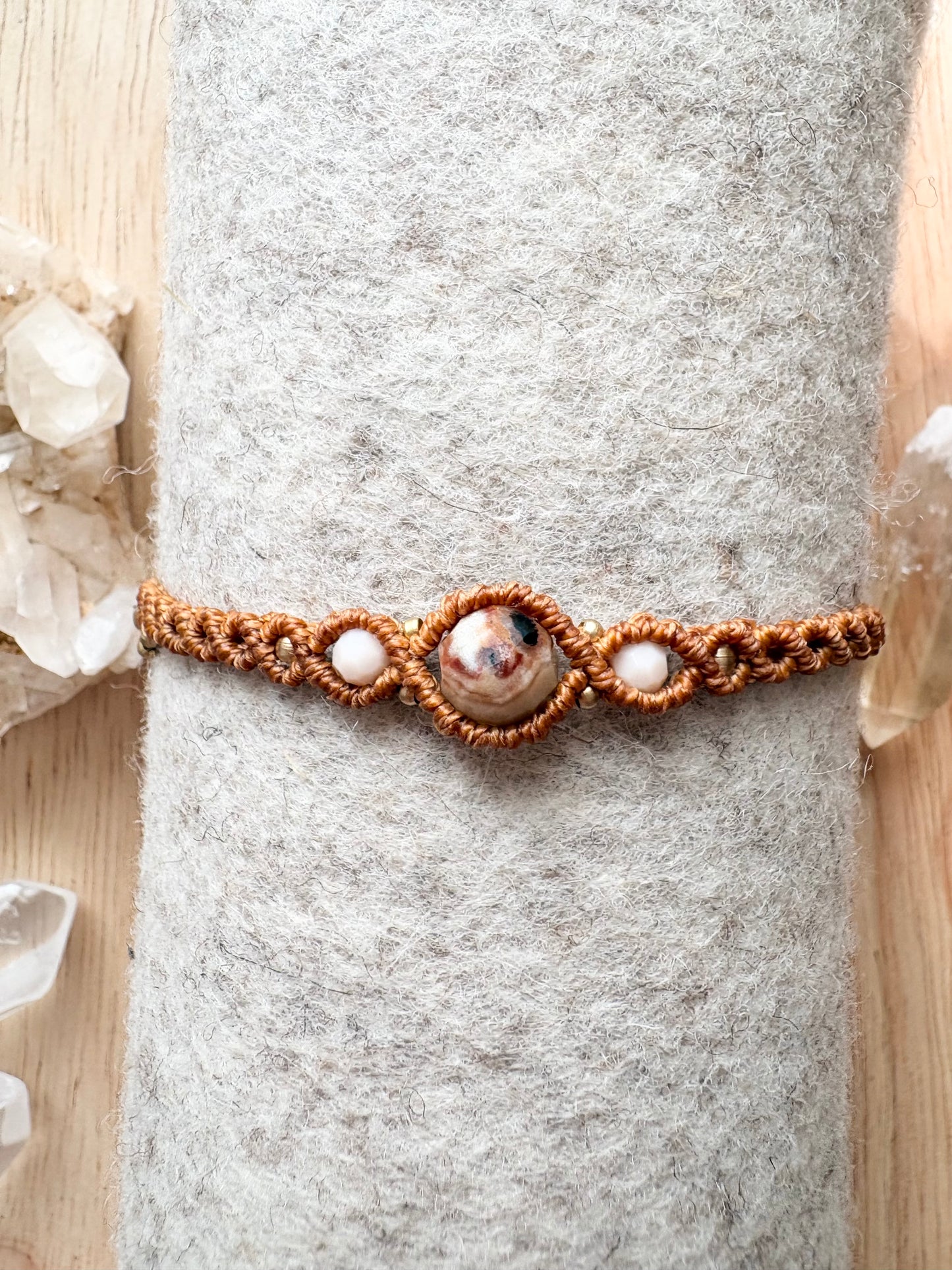 Handgemaakte macramé armband met unieke amazoniet edelsteen