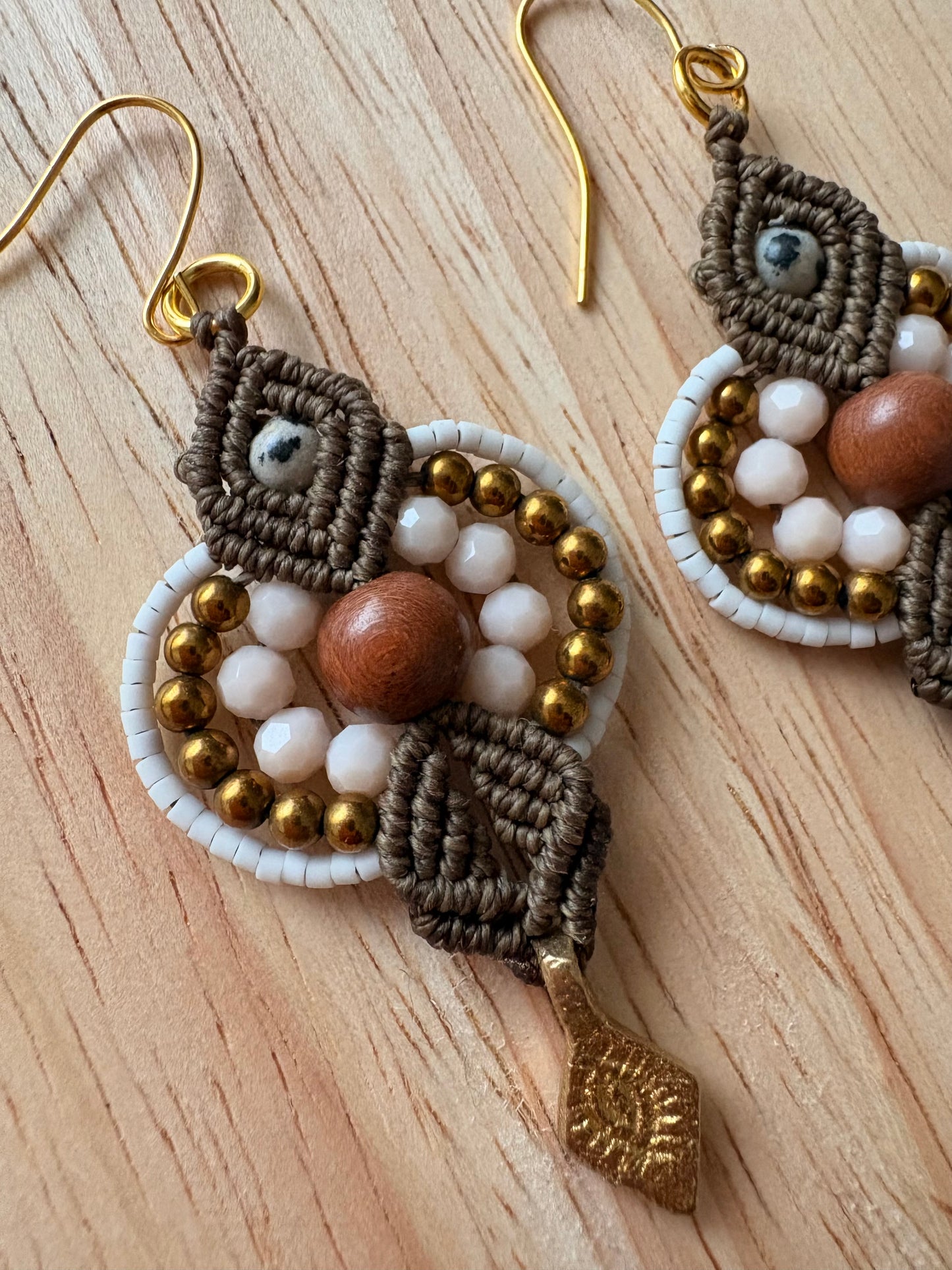 Macramé oorbellen - Houten kraal met dalmatiër jaspis en hematiet