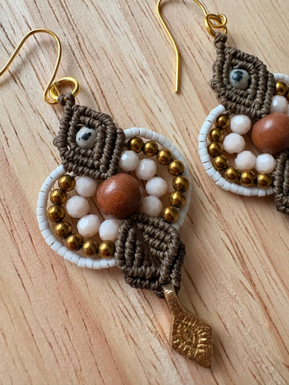 Macramé oorbellen - Houten kraal met dalmatiër jaspis en hematiet