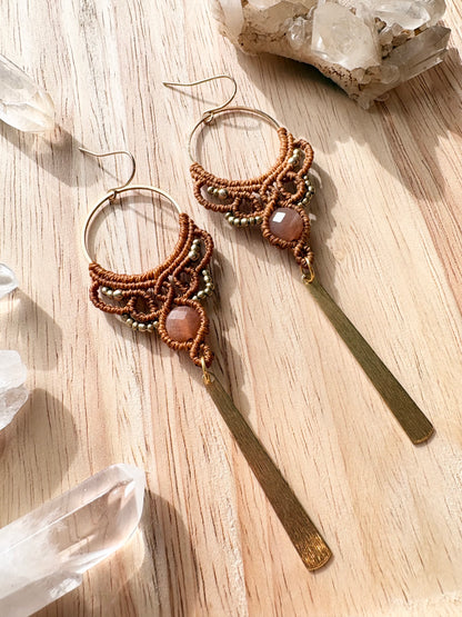 Earth Priestess – Macramé Oorbellen met Zonnesteen