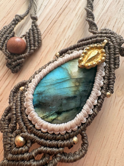 Labradoriet macramé ketting met messing bedel