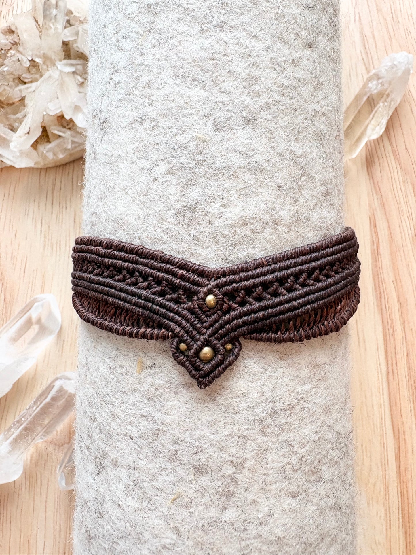 Handgemaakte macramé armband bruin met messing kralen