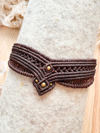 Handgemaakte macramé armband bruin met messing kralen