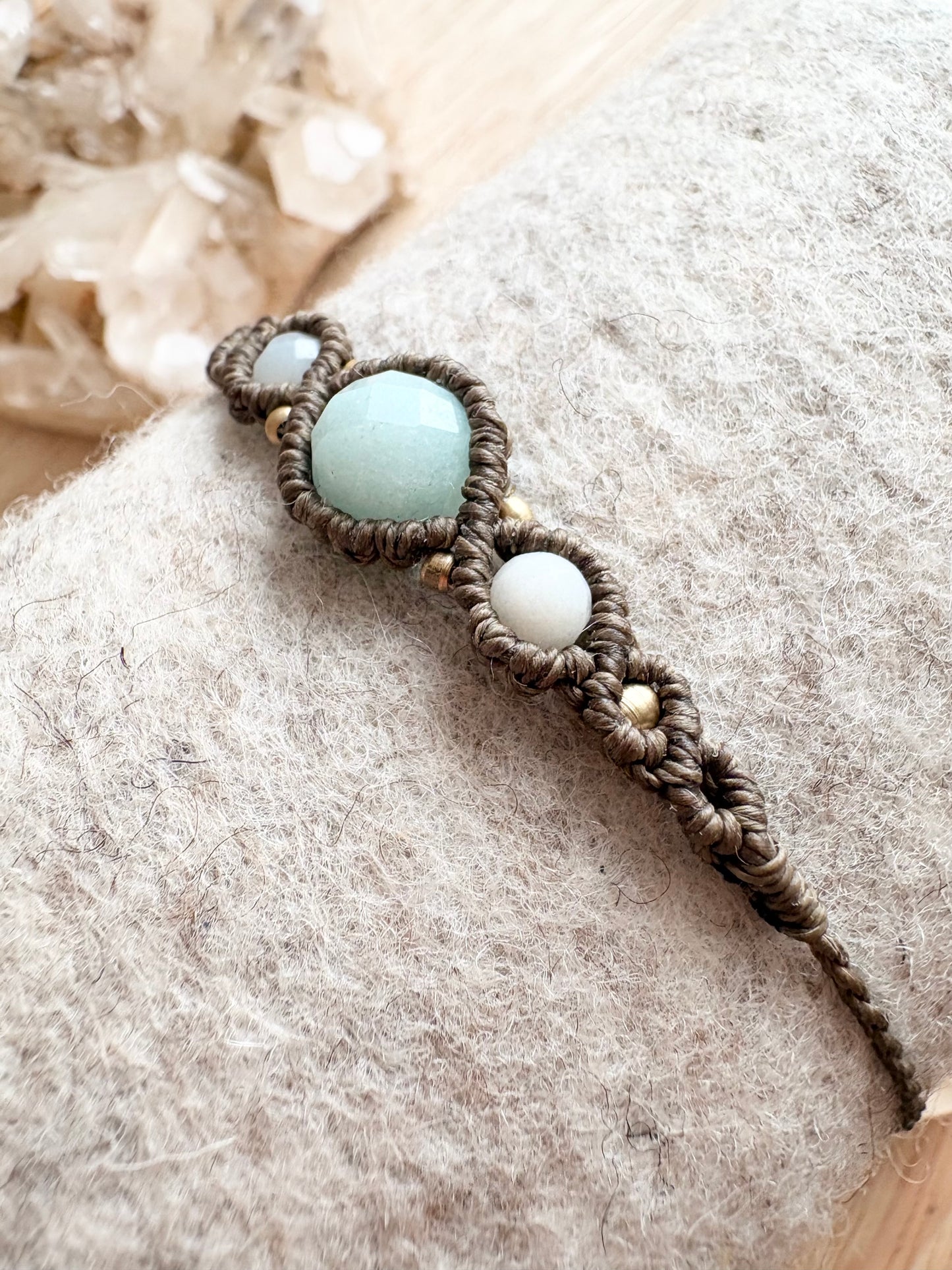 Handgemaakte macramé armband met amazoniet