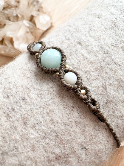 Handgemaakte macramé armband met amazoniet