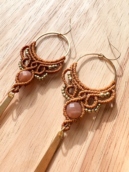 Earth Priestess – Macramé Oorbellen met Zonnesteen