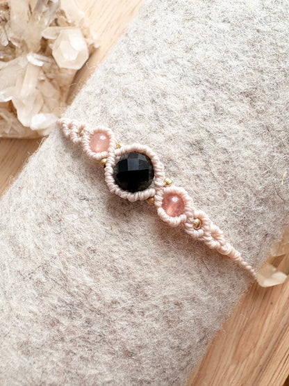 Handgemaakte macramé armband met gouden onyx en zonnesteen