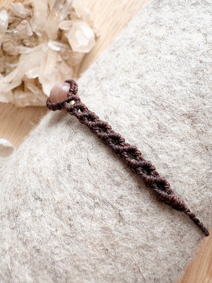 Handgemaakte macramé armband met zonnesteen