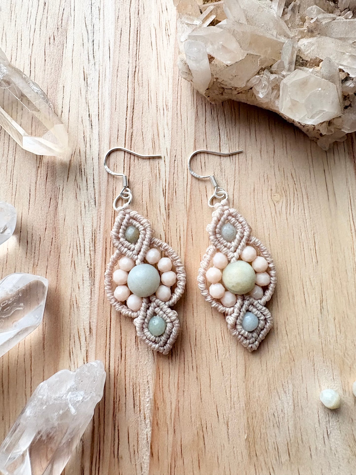 Soft alignment - Handgemaakte macramé oorbellen met amazoniet en zilveren oorhaakjeo