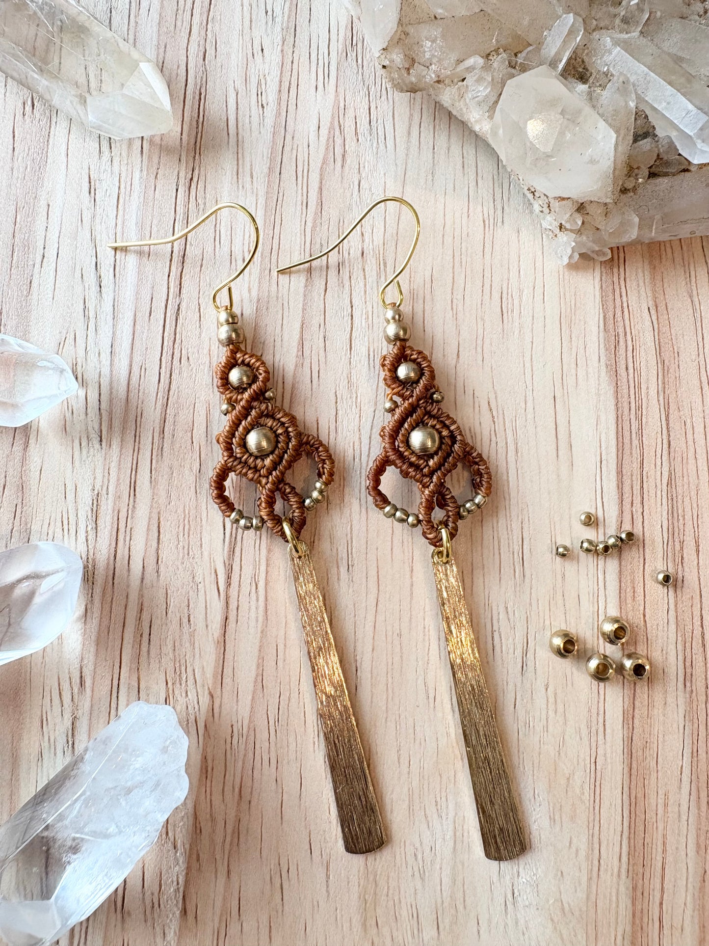 Golden rhythm - Lange handgemaakte macramé oorbellen met messing kralen en hanger