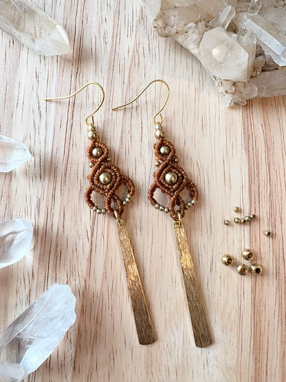 Golden rhythm - Lange handgemaakte macramé oorbellen met messing kralen en hanger