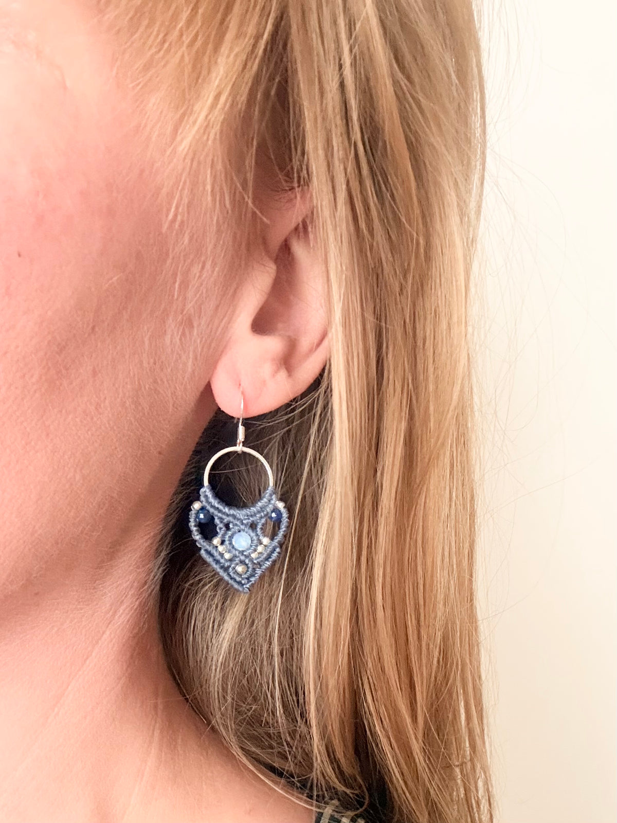 Setje opaal en lapis lazuli oorbellen en armband