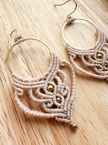 Sacred ivory - Handgemaakte macramé oorbellen - licht beige met messing kralen