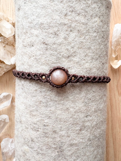 Handgemaakte macramé armband met zonnesteen