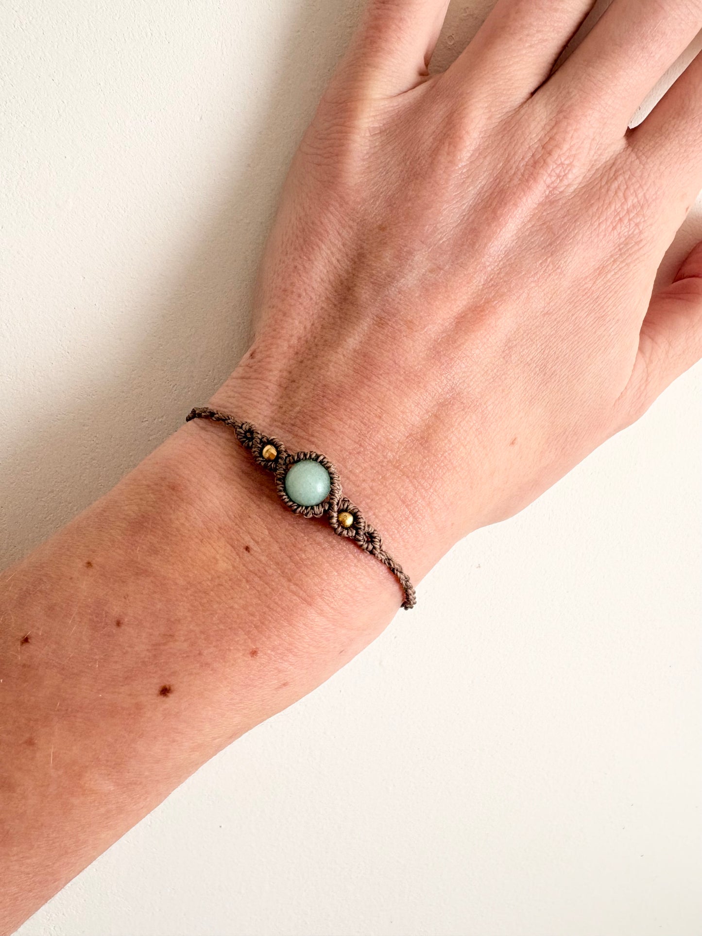 Handgemaakte macramé armband met amazoniet